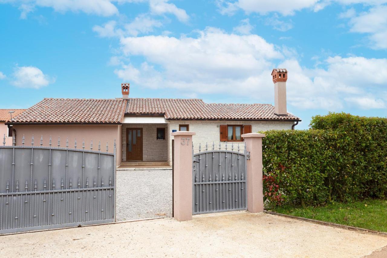 Villa Mirela With A Comfortable Garden And Pool Grandici Exteriér fotografie