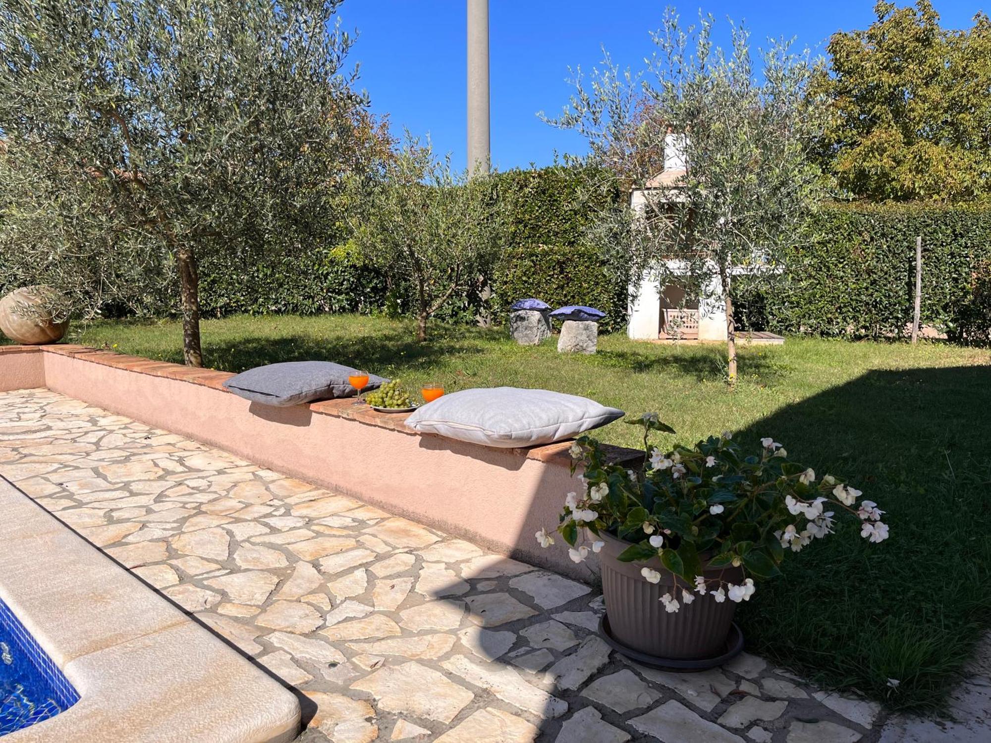 Villa Mirela With A Comfortable Garden And Pool Grandici Exteriér fotografie