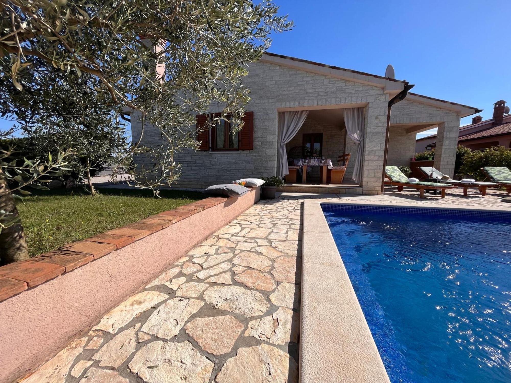 Villa Mirela With A Comfortable Garden And Pool Grandici Exteriér fotografie