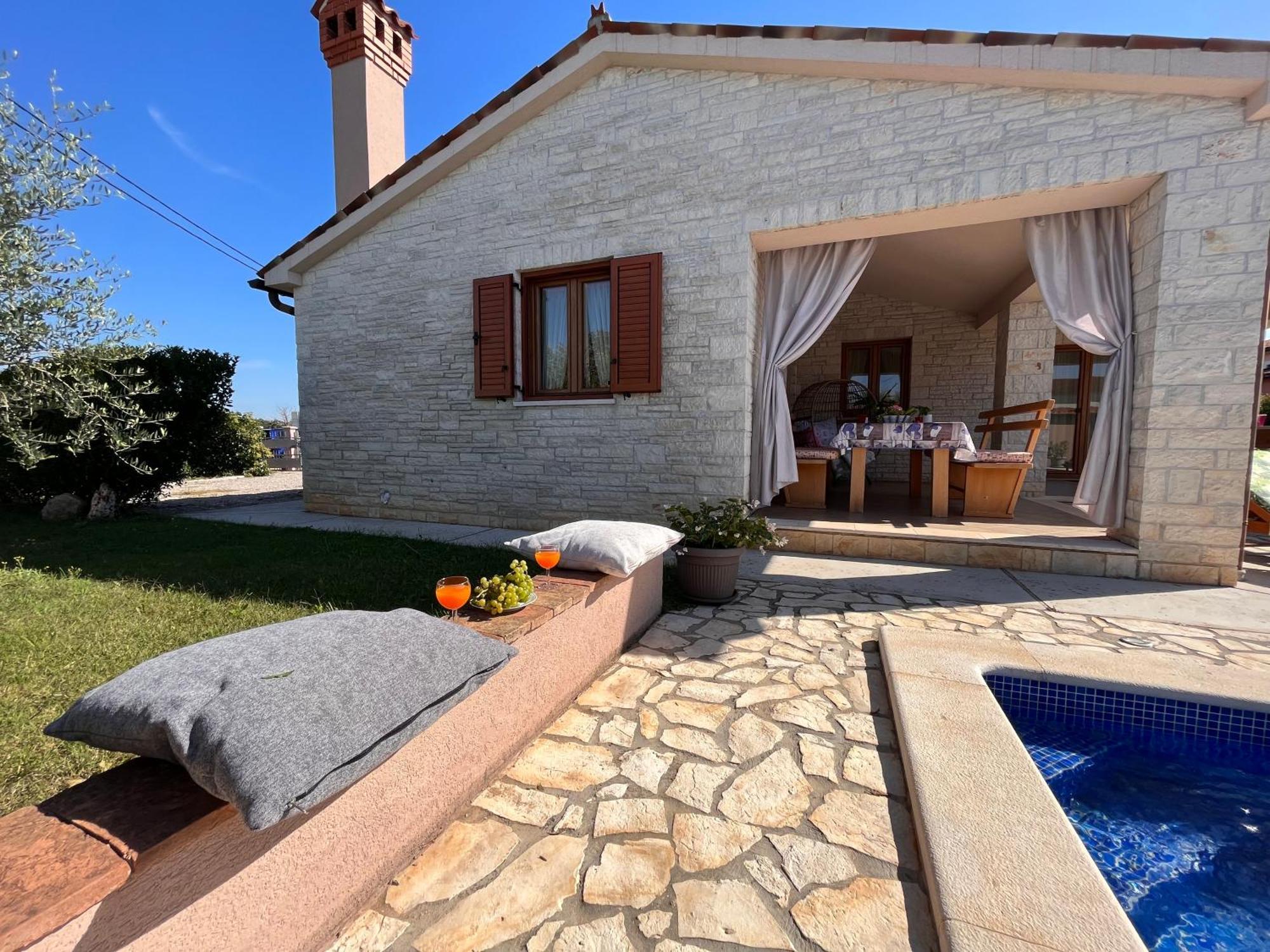 Villa Mirela With A Comfortable Garden And Pool Grandici Exteriér fotografie