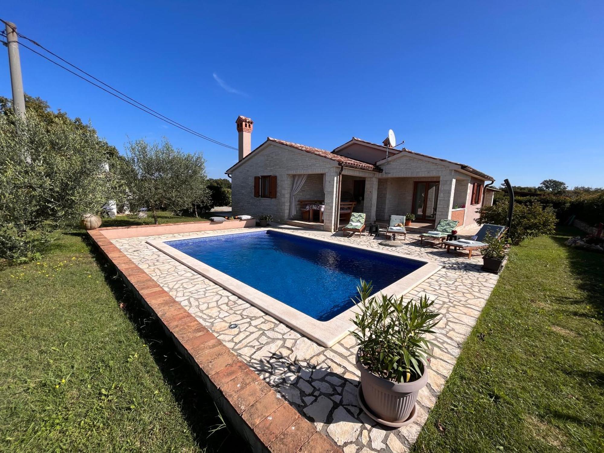 Villa Mirela With A Comfortable Garden And Pool Grandici Exteriér fotografie